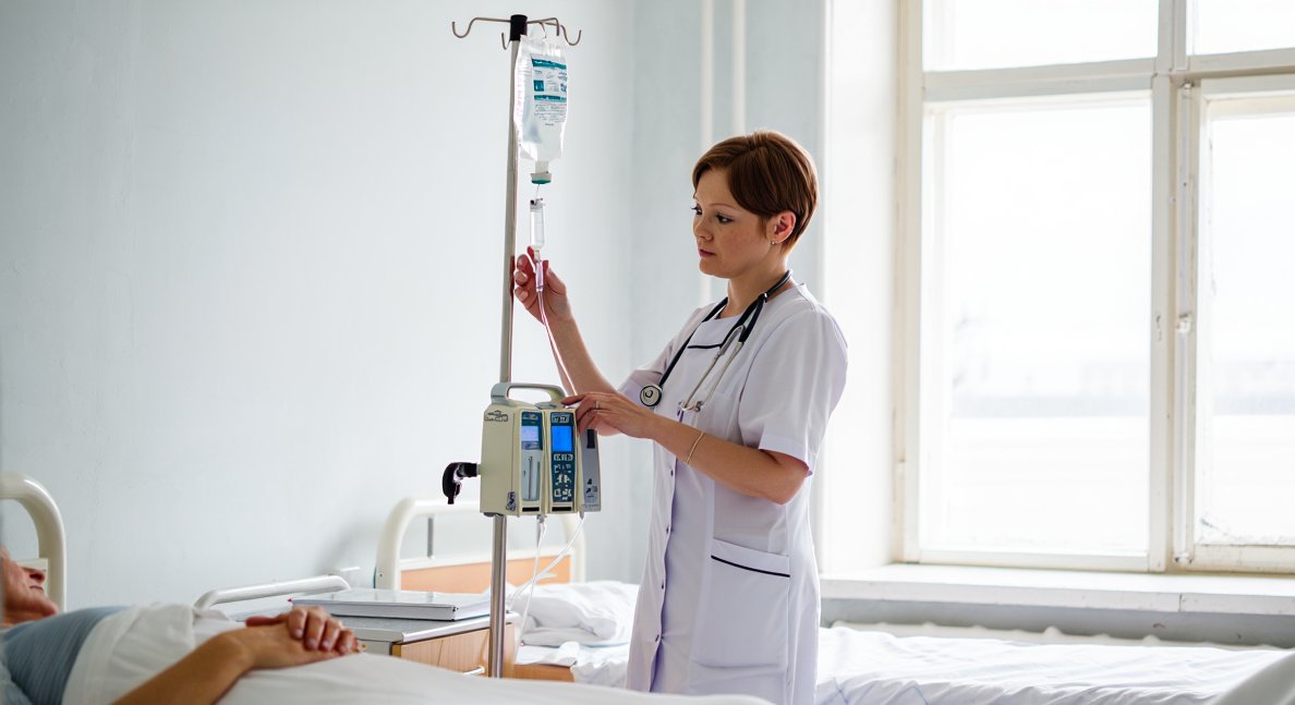 Современная палата наркологического стационара с оборудованием для инфузионной терапии.